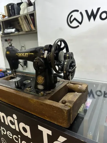 Máquina de costura antiga da marca Crosley rara