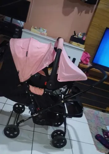 Carrinho de bebê e bebê conforto 