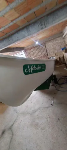 Barco casco duplo.