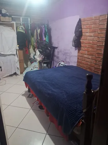 Cama casal de madeira com colchão 