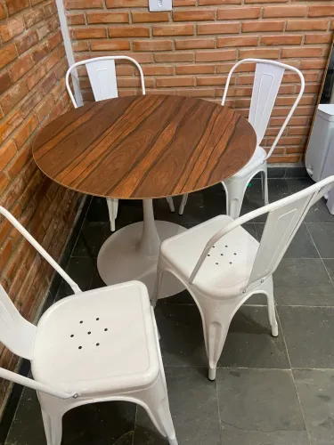 Mesa Saarinen com 4 cadeiras Tolix