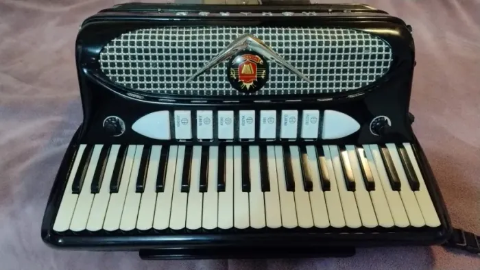 Acordeon 120 baixos em Terça e Quarta de voz Reduzida. Monarch