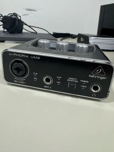 Interface de Áudio Behringer U-Phoria UM2 - Usada em Eventos / Som de Alta Qualidade