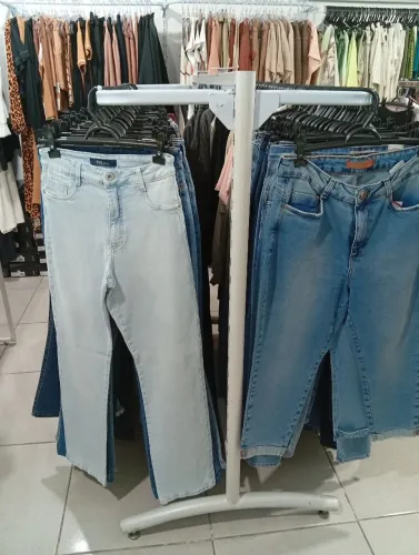 Arara de chão p loja de roupas