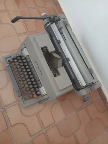 Máquina de Escrever Olivetti Linea 98