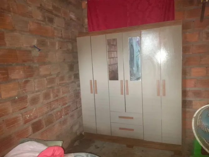 Vendo guarda roupa de casal semi novo por 700 reias