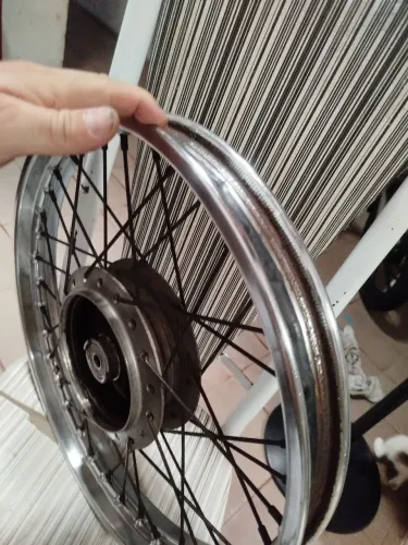 Vendo roda dianteira completa cubo rolamentos passador e jante em raio