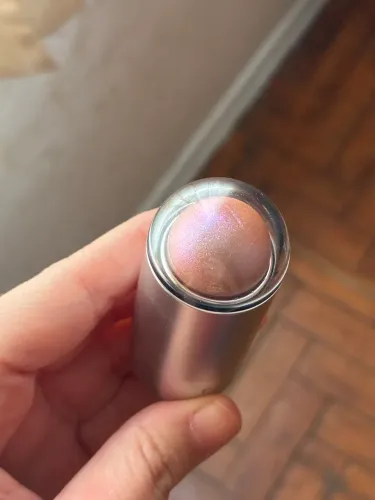 iluminador + glossy balm fembot rem beauty