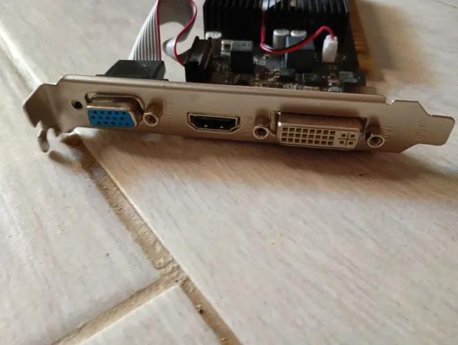Vendo placa de vídeo GT610LP-2GB DDR3