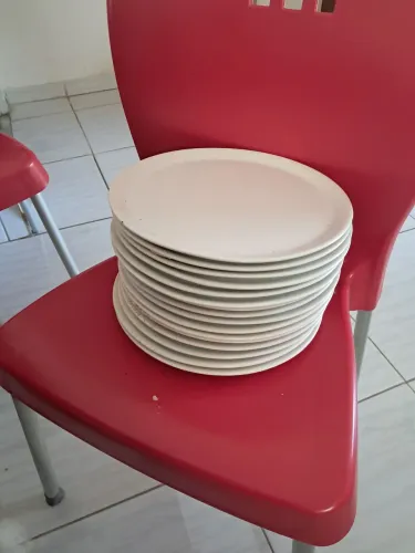 Vendo pratos louça 30cm sem marcação interna