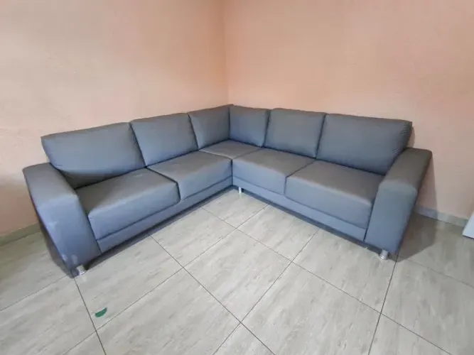 Sofa de canto com forração totalmente nova.