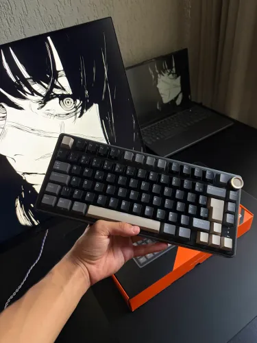 R75 teclado mecânico
