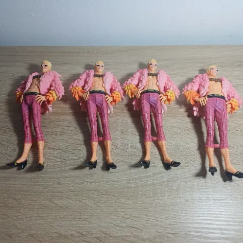 (4) Bonecos Donquixote Doflamingo sem caixa