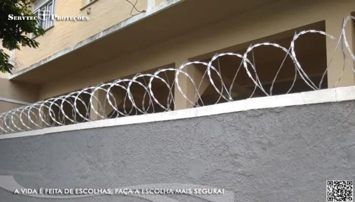 Fornecimento e instalação de Cerca Concertina Dupla Clipada de 450 mm