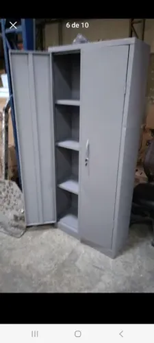 Vendo armário de aço com 3 prateleiras internas.( Só Novo )Lê a Descrição