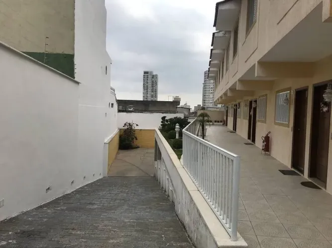 Casa condomínio 3D 1 Suíte 2 vagas cobertas.