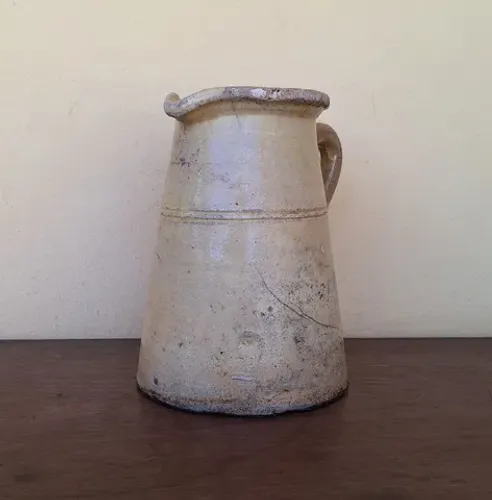 LINDA E MUITO ANTIGA JARRA EM CERÂMICA GRÉS COM CAPACIDADE PARA 1,5 LITROS. 