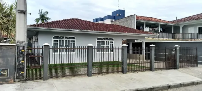 Vendo casa com 4 quartos no Iririú com 1 suíte