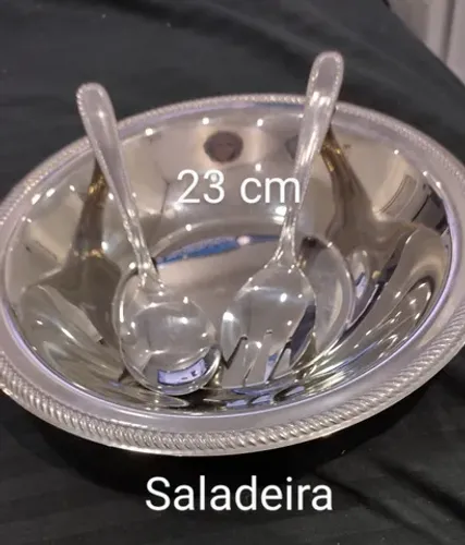 Saladeira nova com duas colheres