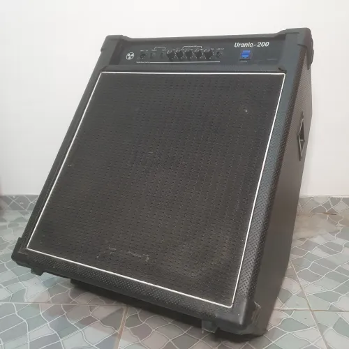 Caixa de som para baixo Tagima Uranio Bass 200