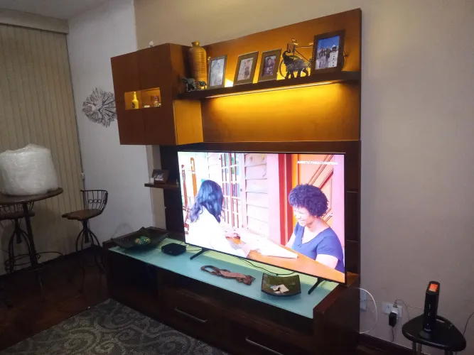 Painel para TV com Prateleiras e Iluminação e rack