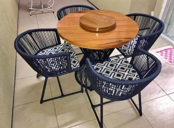 Conjunto de Mesa e Cadeiras para Área Externa