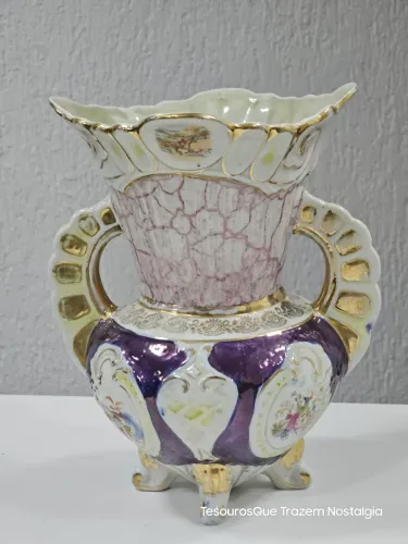 Belíssimo e antigo vaso em porcelana Pedreira trabalhado e esmaltado com cenas galantes 