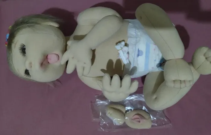 Boneca de simulação de amamentação e de cuidados com o recém nascido.