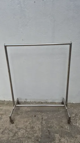 Arara de chão Cromada com rodinha