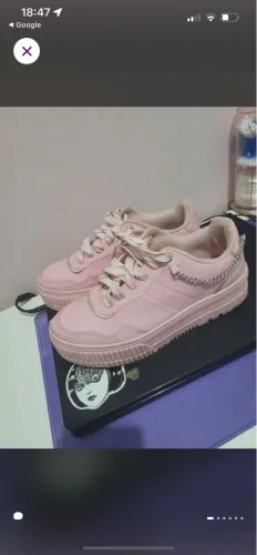 Tênis rosa com detalhes em corrente
