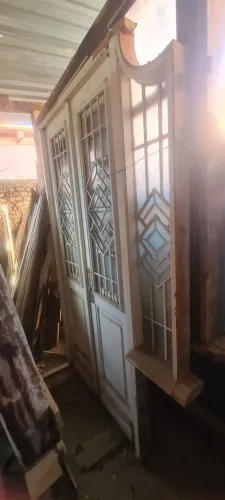 Portas duplas de madeira com detalhes em vidro