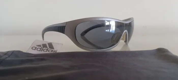 R$550,00 Óculos Adidas mod. A270 6055 máscara, made in ÁUSTRIA, Cor: Cinza.