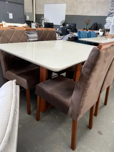 Mesa Nova com 4 Cadeiras