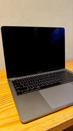 Apple Macbook PRO 2017 - 13.3 - 256gb ssd 8gb I5
