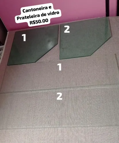 Cantoneira e prateleira de vidro