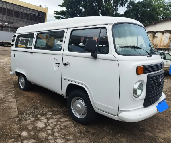 Kombi 9 lugares 2013 muito conservada