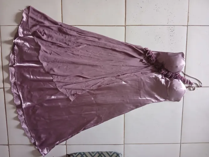 Vestido assimétrico na cor lilás