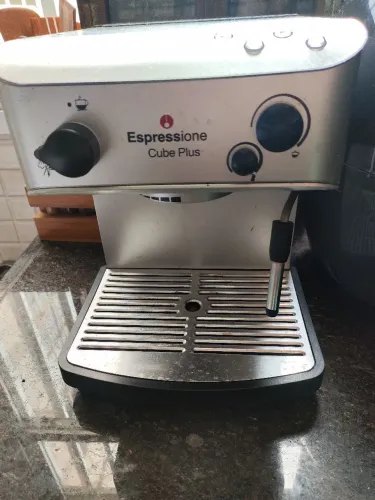 Cafeteira expresso com bico pressurizador