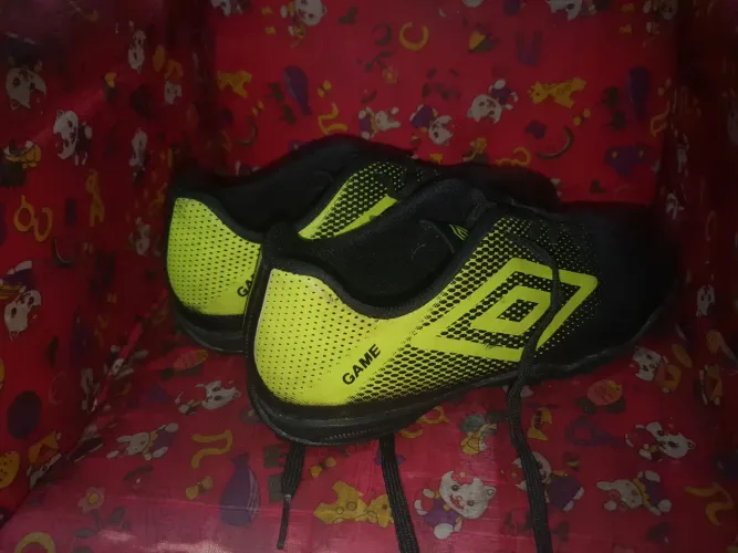 Chuteira de Society Umbro - Tamanho 36