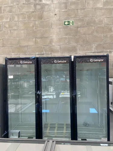 GCVR-1450 PR REFRIGERADOR VERTICAL CONVENIENCIA 3P - GELOPAR