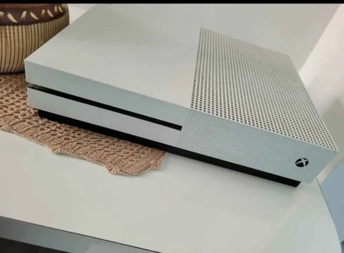 Vendo x box one s funcionando perfeitamente 