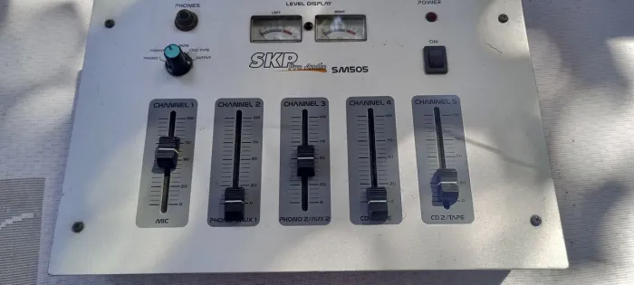 Mixer SKP SM-505 especial djs, pré várias entradas( 2 toca discos).