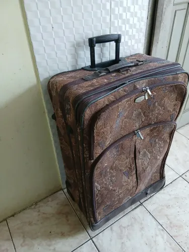 Mala de Viagem Marrom com Rodinhas23 kilos. 75 de cima pra baixo e 52 de largura3 kilos