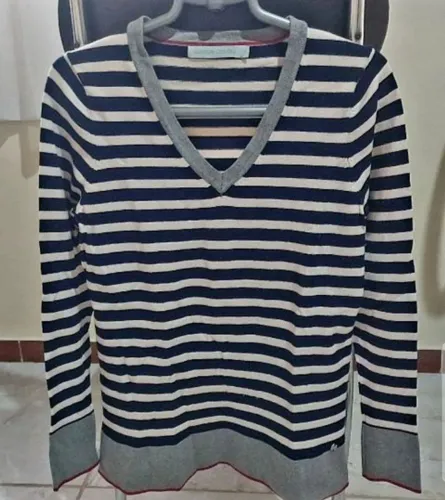 Camisa listrada azul e branca com gola V