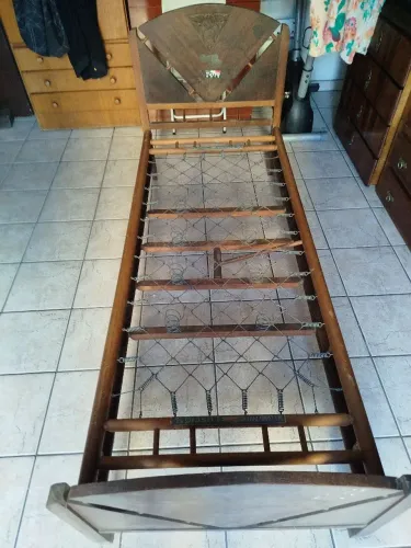 Cama antiga de solteiro