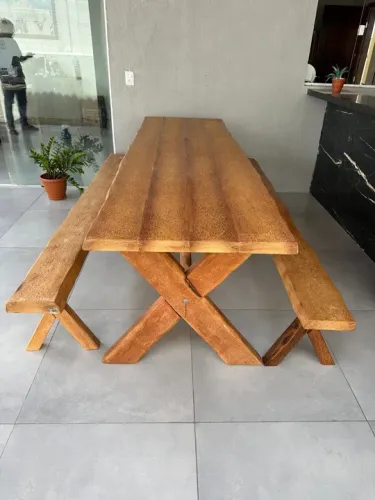 Mesa de Jantar de Madeira Maciça com Bancos