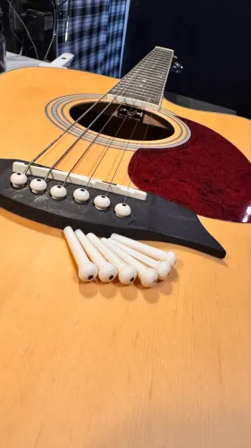 Pino cravo pra travar as cordas de violão 