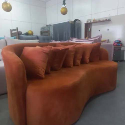 Sofá Curvo Laranja - Conforto e Estilo