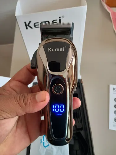 Aparador de Cabelo Kemei Profissional com Display Digital