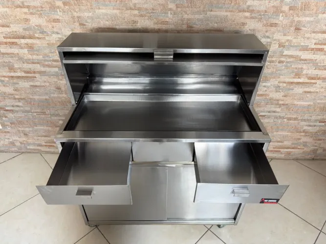 Mesa de corte de frango com tampa , gavetas e armário em aço inox 